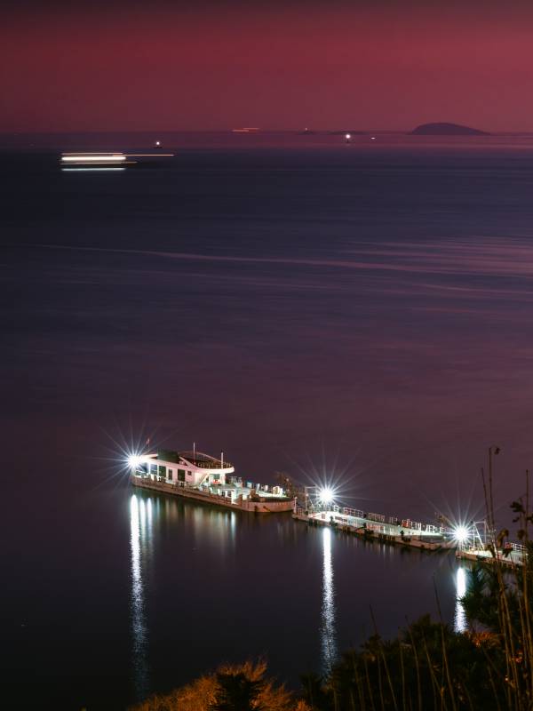 夜海灯船图片