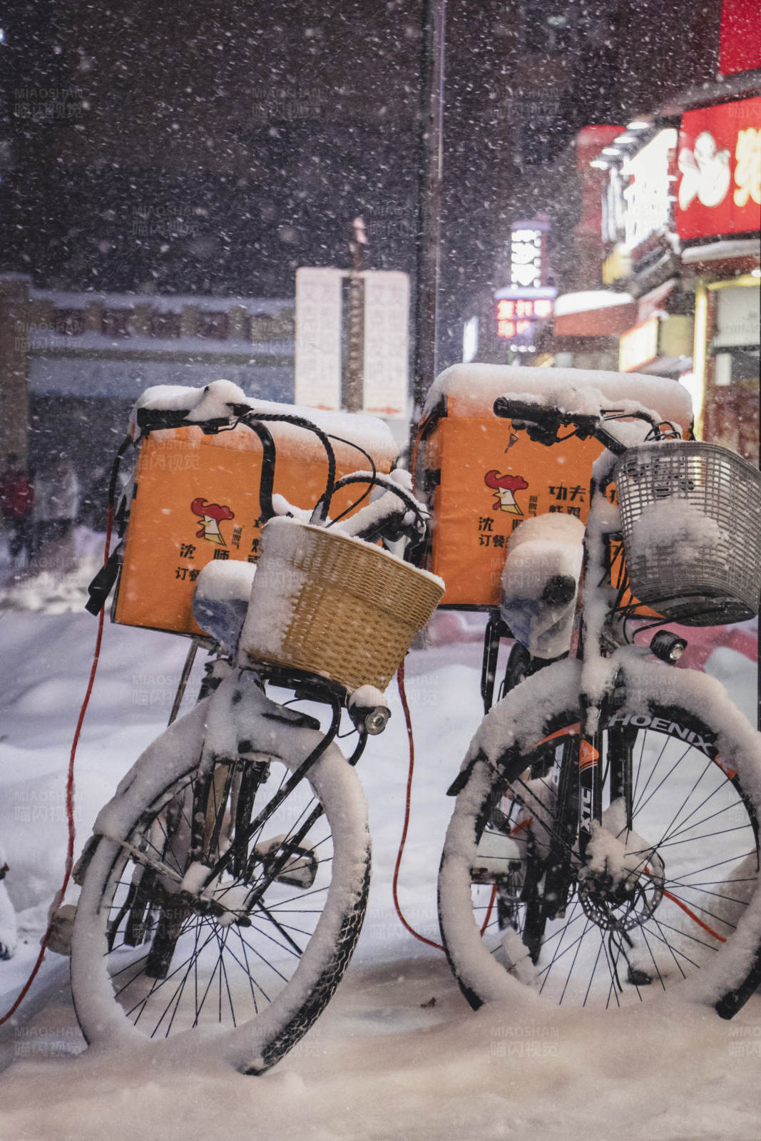 雪中静候的外卖车图片