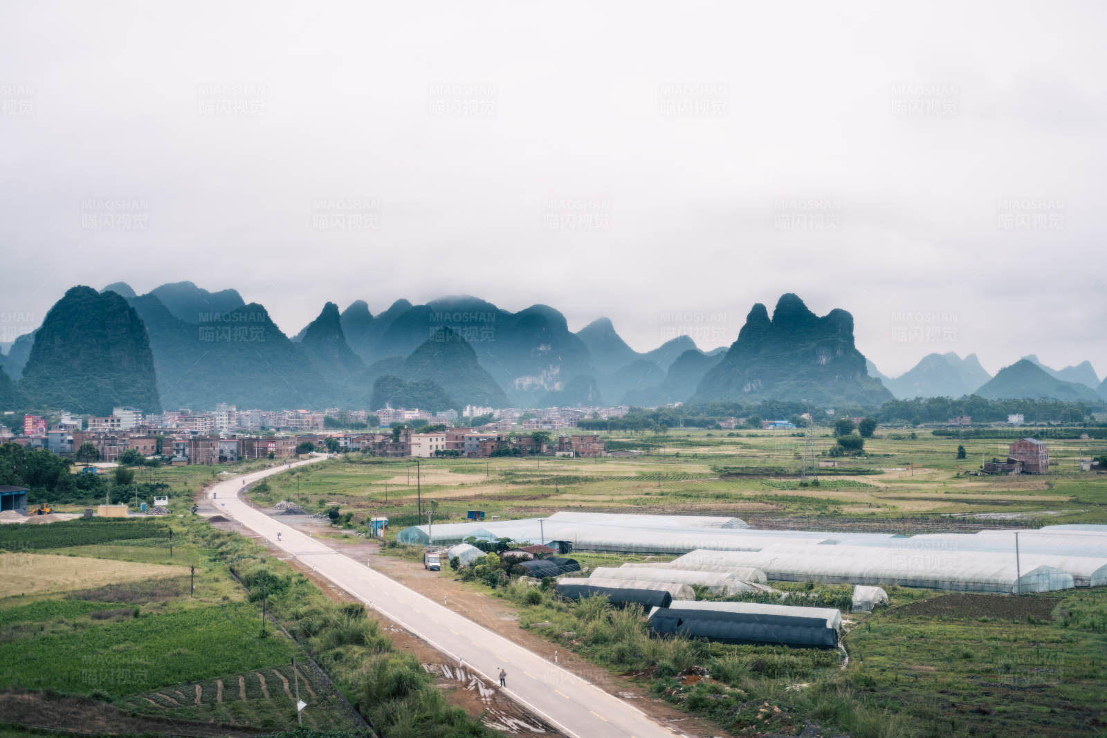 乡村公路与喀斯特地貌图片