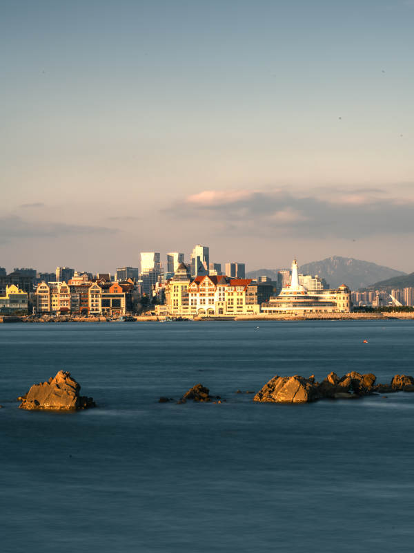 青岛海边城市日落景观图片
