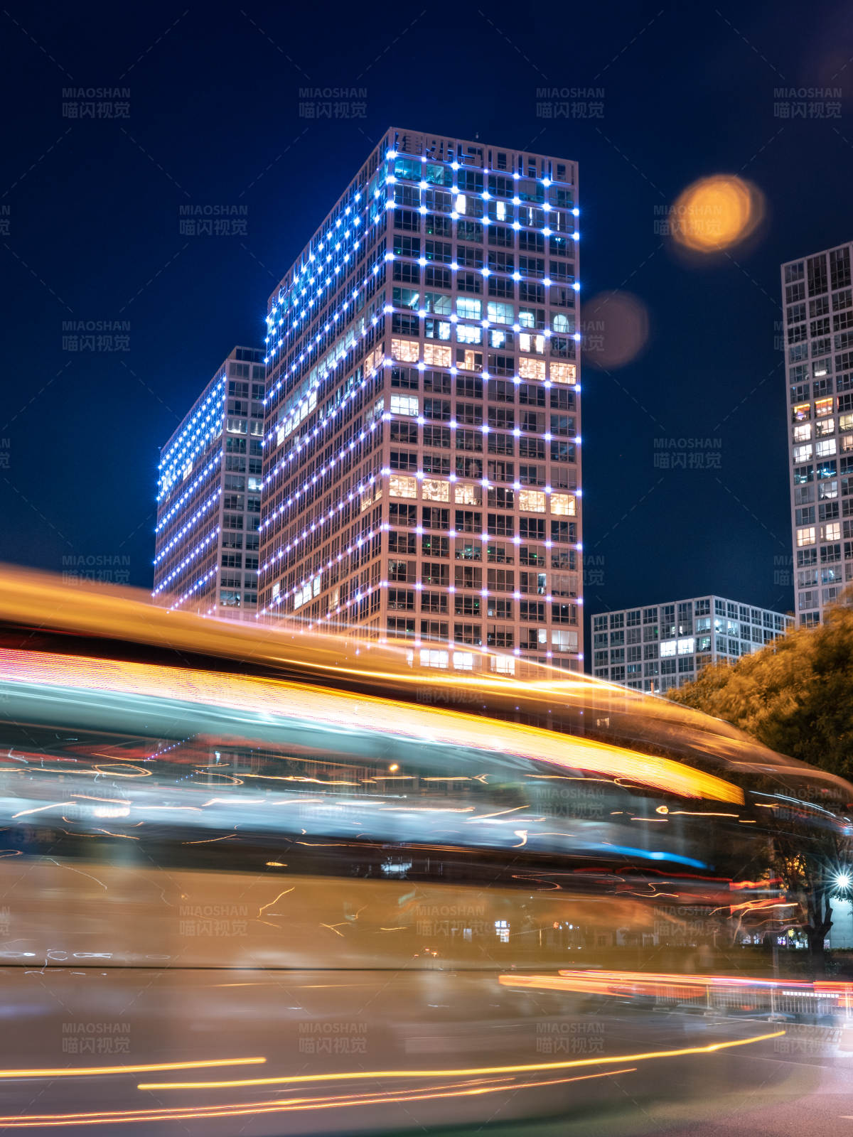 城市夜景与车流光轨图片