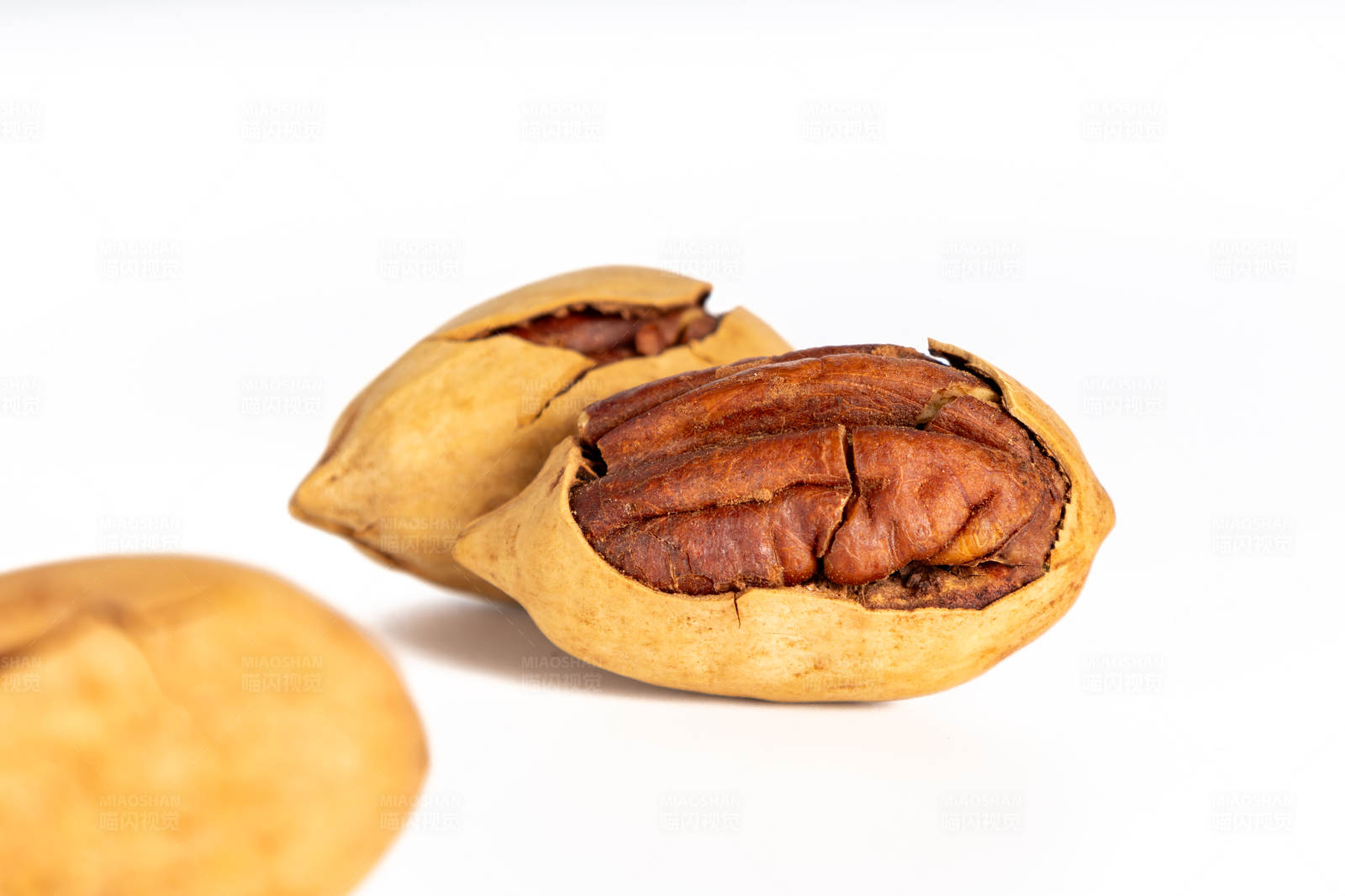 去壳碧根果特写图片