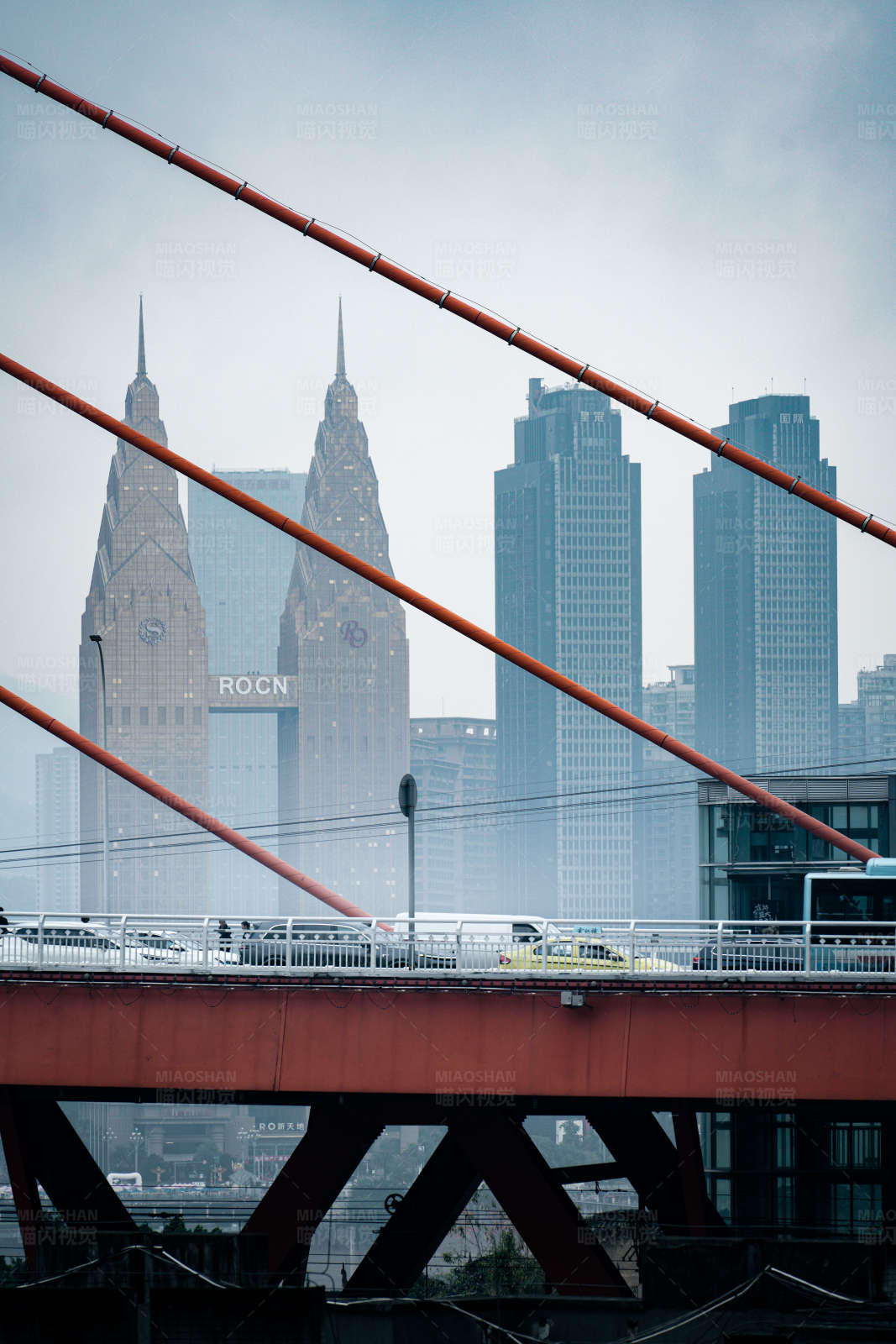 城市桥梁与摩天大楼图片