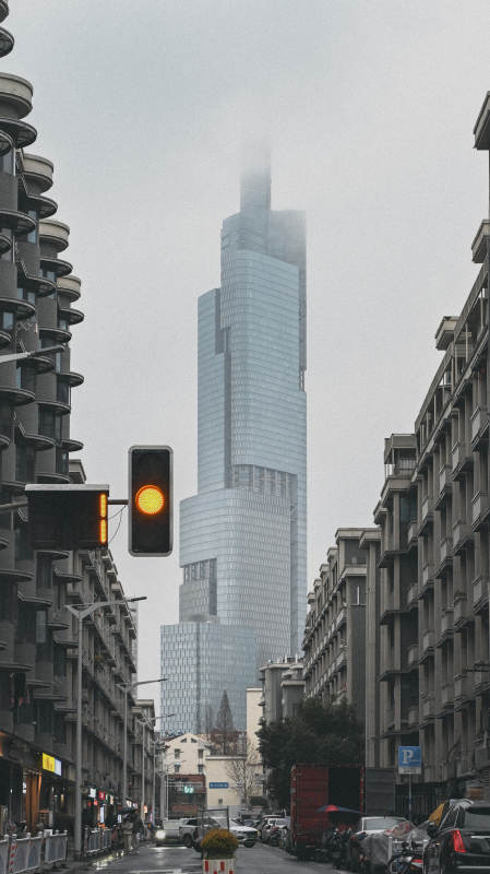 雾中摩天大楼图片