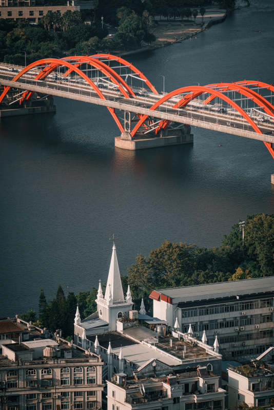 红色拱桥与白色建筑图片