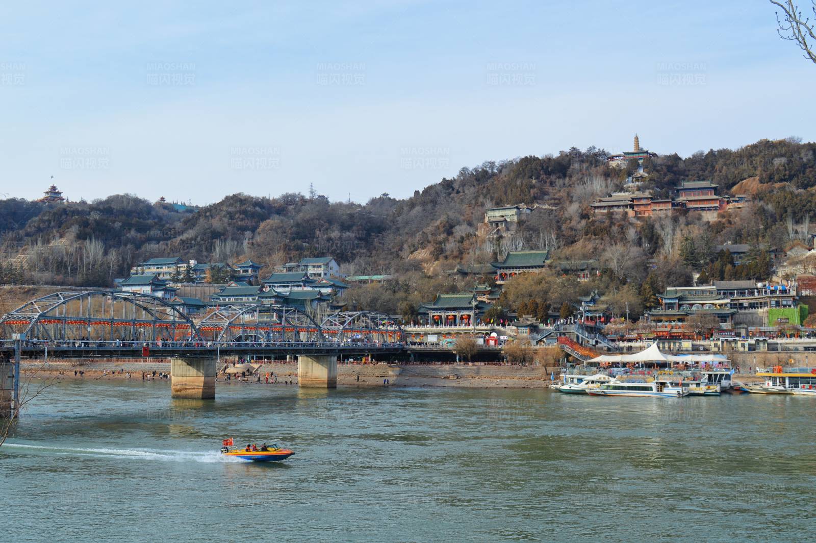 山河美景游船行图片