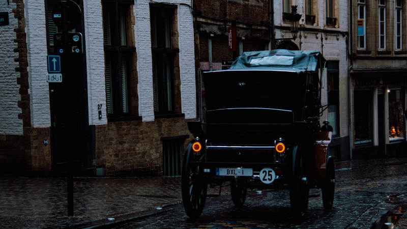 古董车在夜晚的街道图片