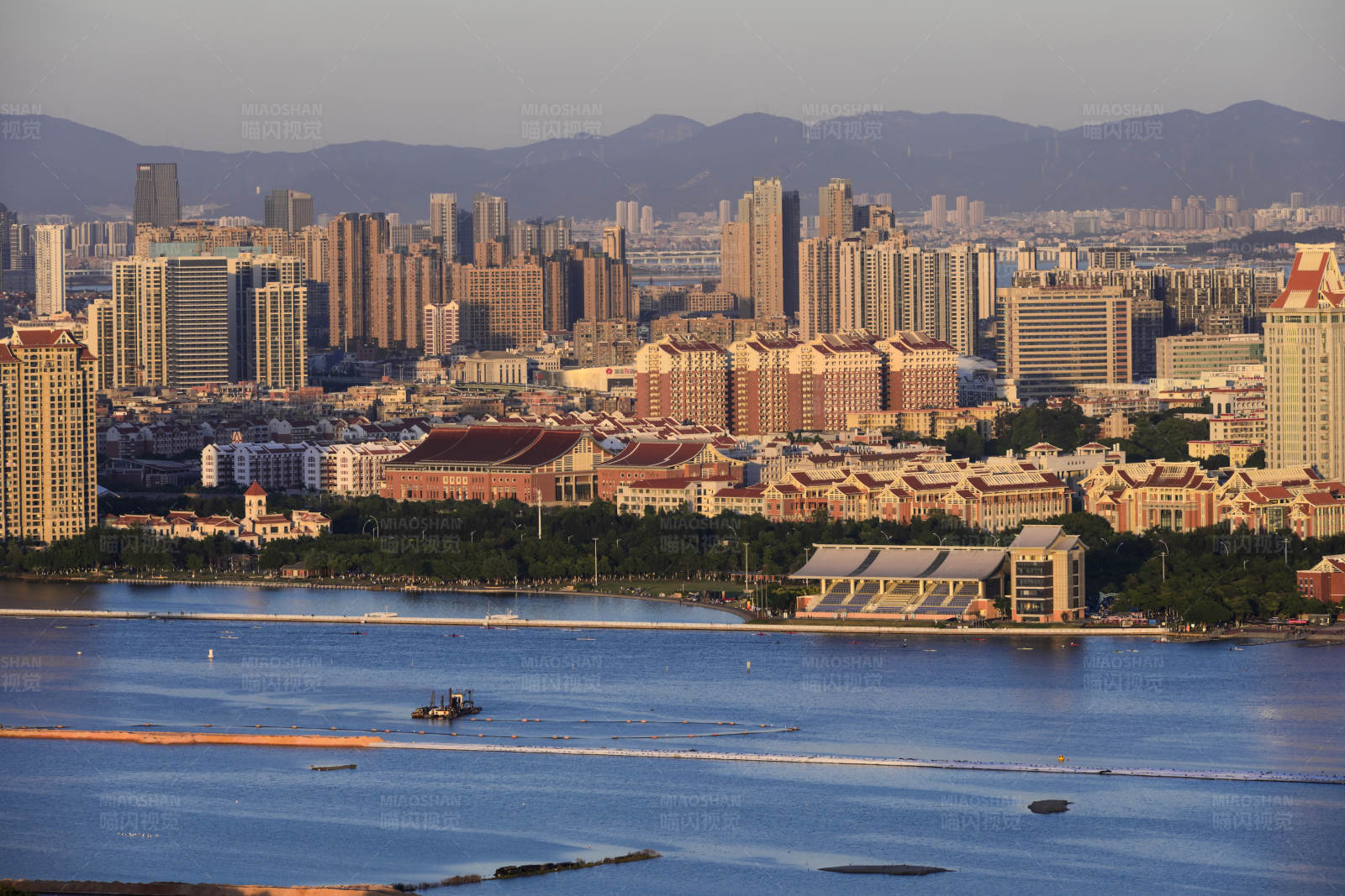 城市湖景天际线图片