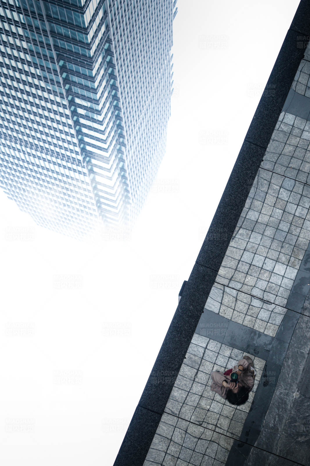 摩天大楼下的孤独身影图片
