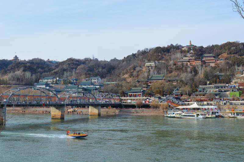 山河美景游船行图片