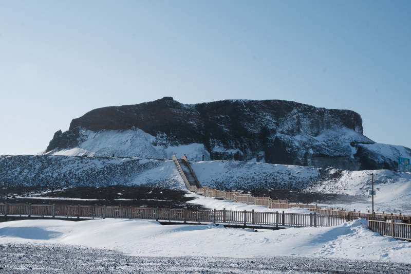 雪中的哈达火山图片