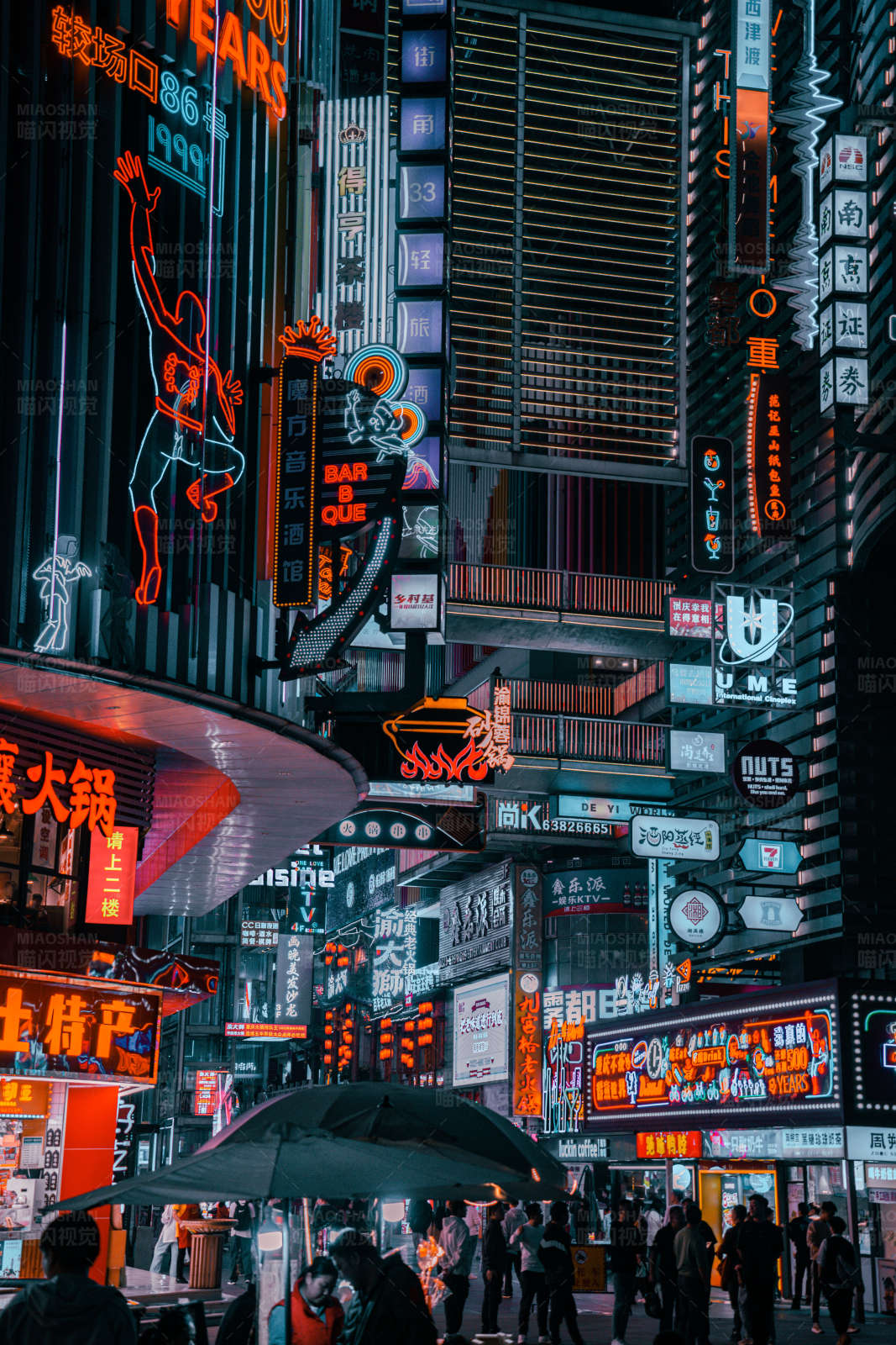 霓虹灯下的繁华夜市图片