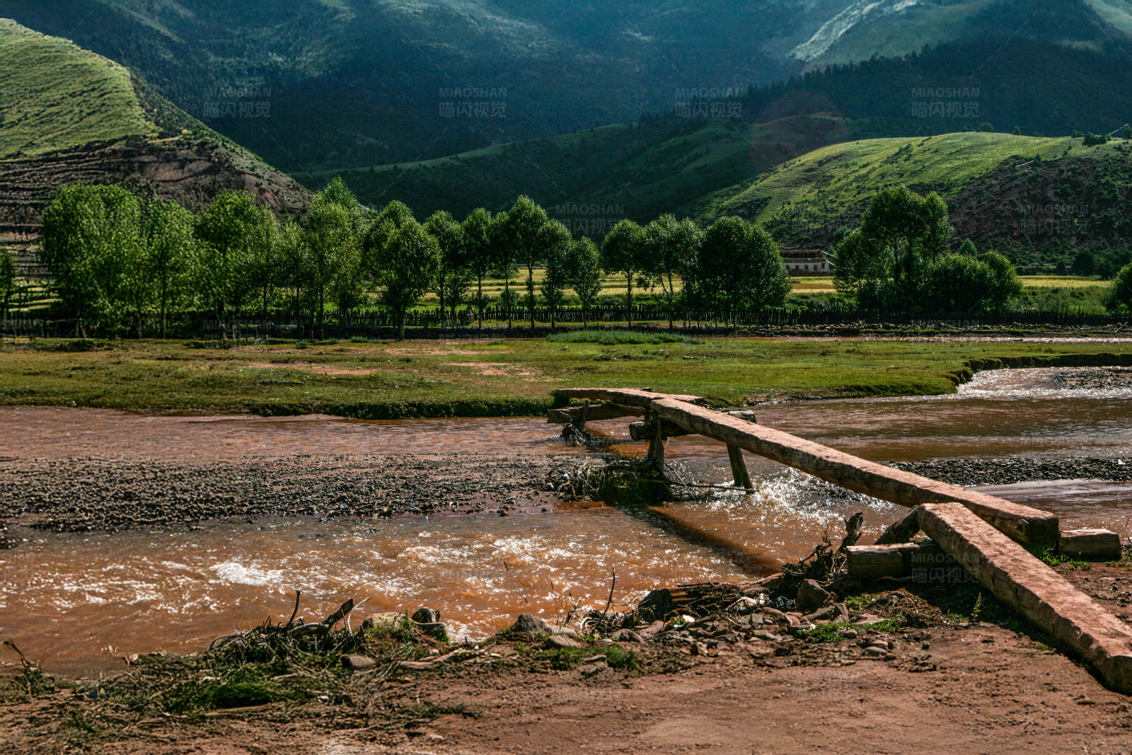 山间溪流与木桥图片