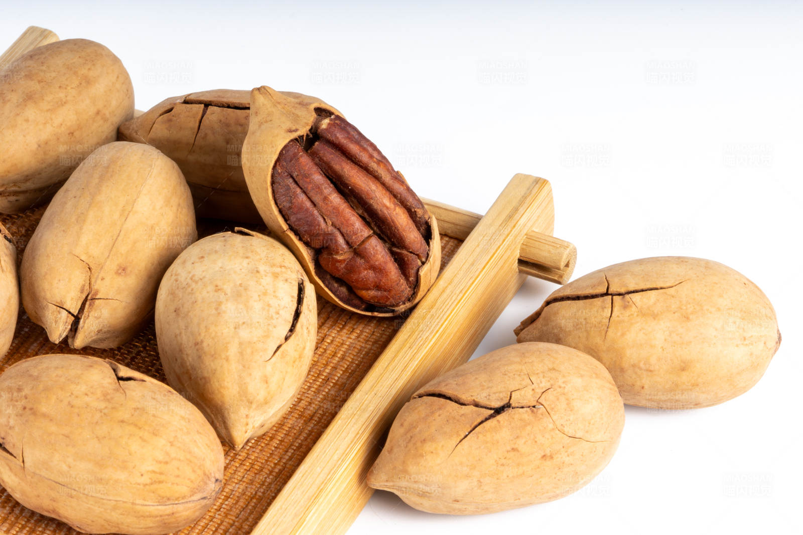 带壳碧根果图片