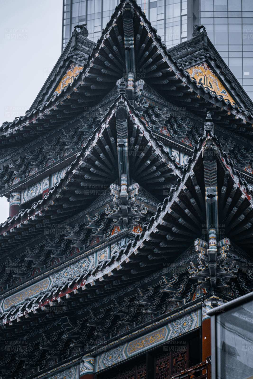 古建筑与现代摩天大楼图片