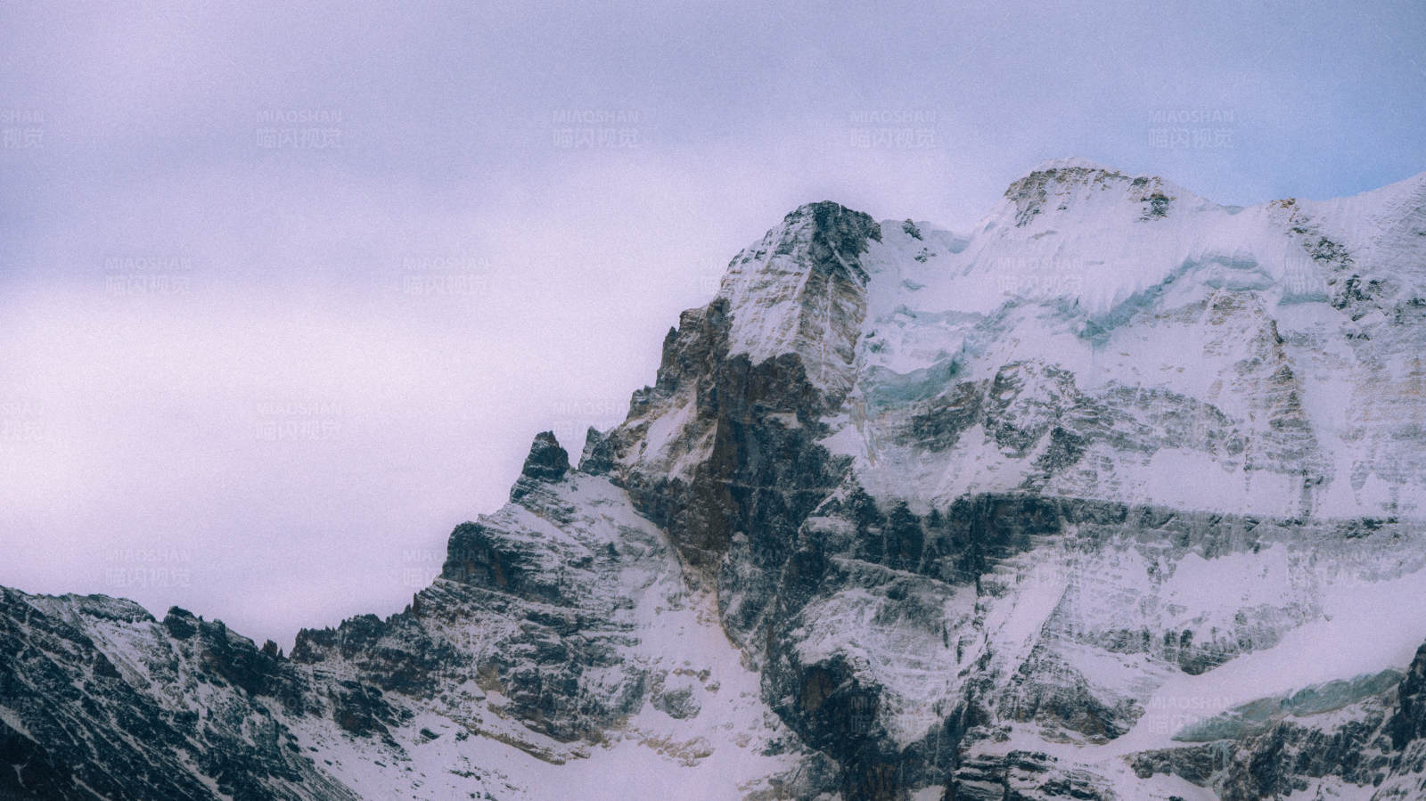 雪覆山巅 寒风凛冽图片