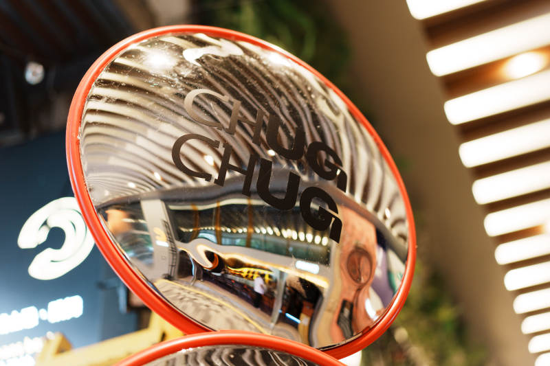 镜中倒影的店铺标志图片