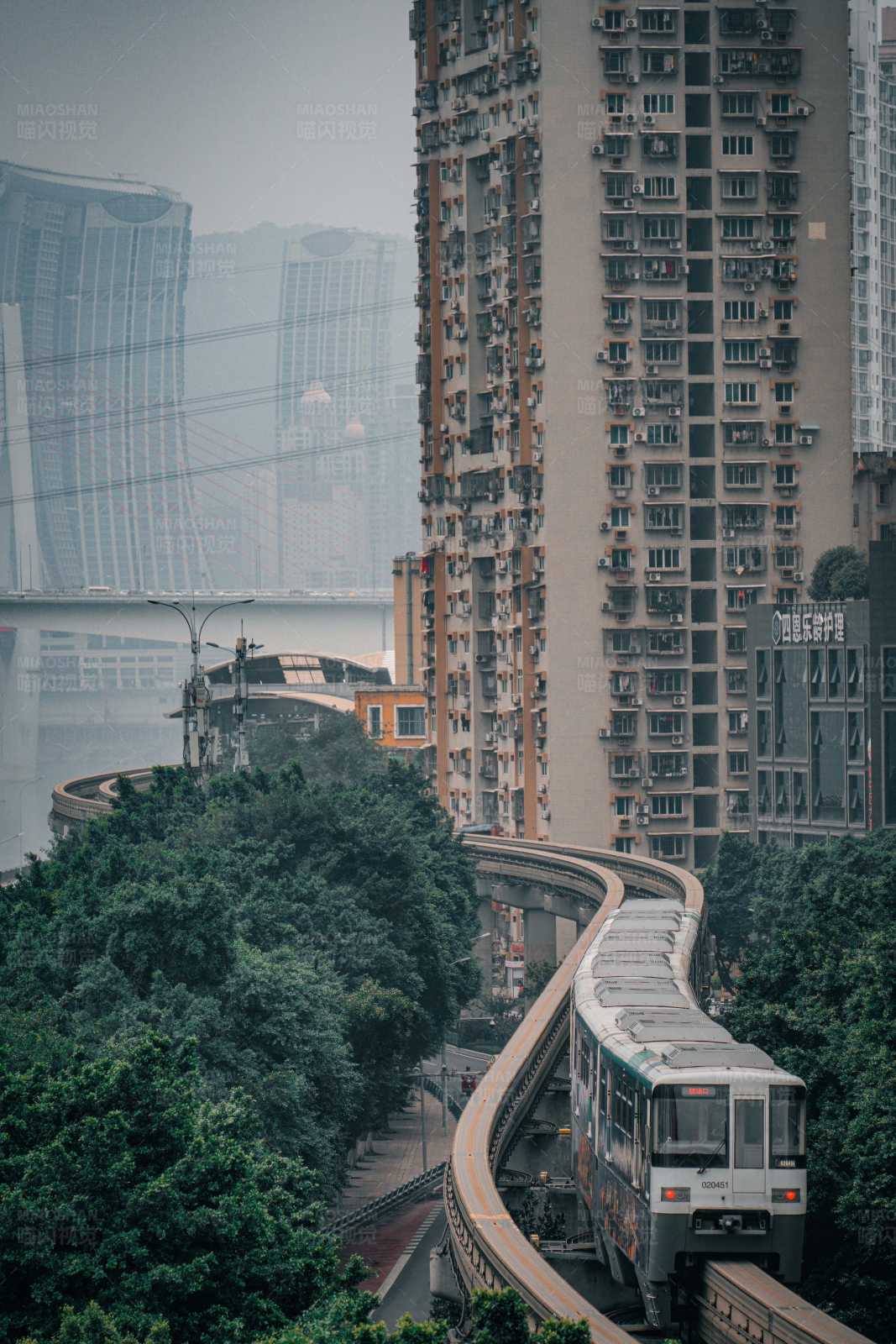 城市轨道穿楼而过图片