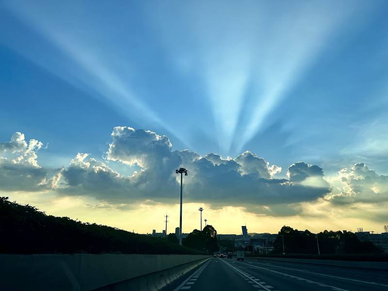 阳光穿透云层照耀道路图片