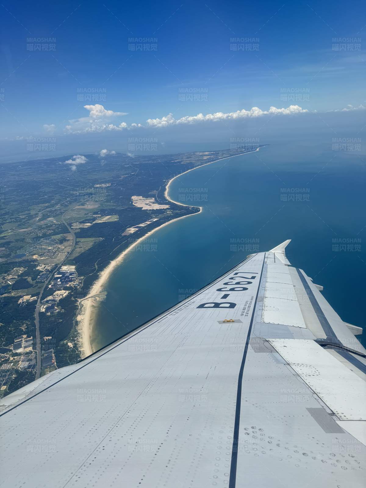 机翼下的海岸线图片