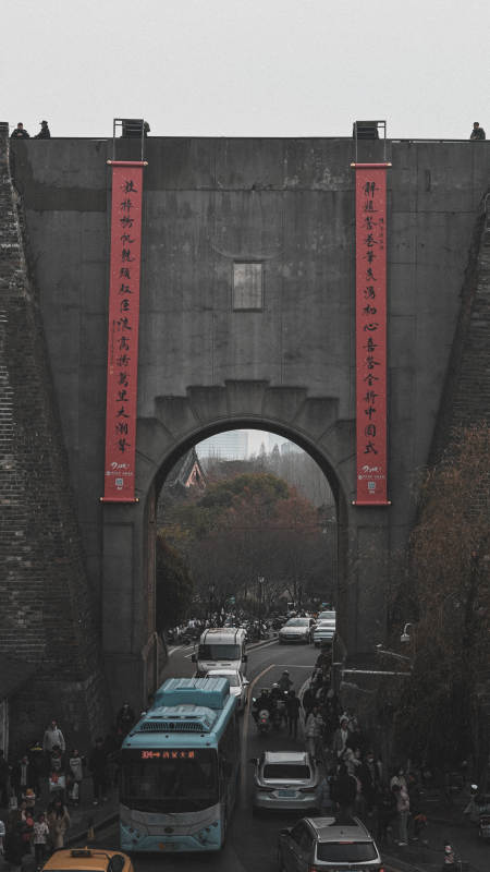 古城门下的繁忙街道图片