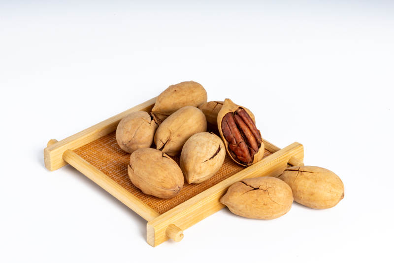 竹盘上的山核桃图片