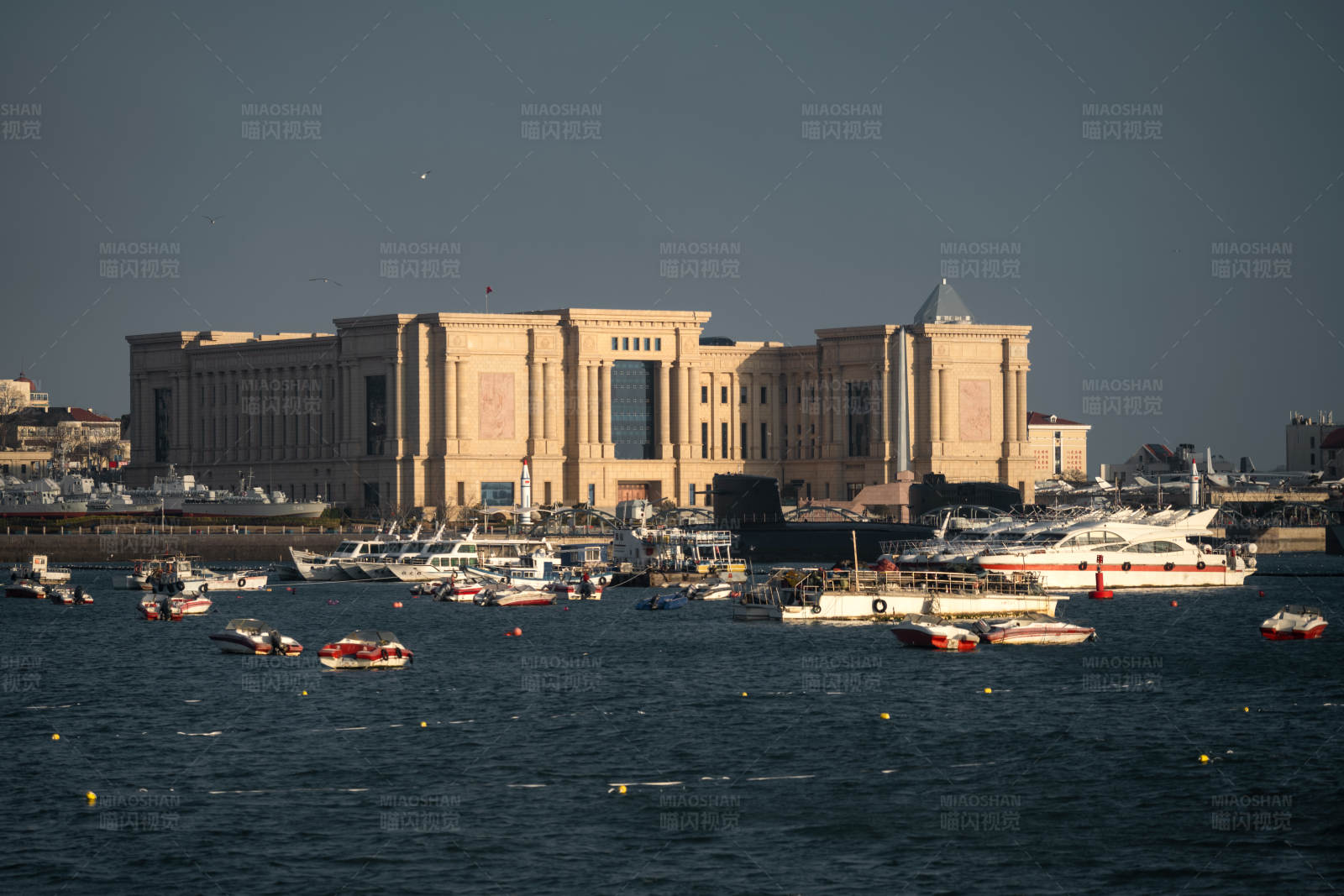青岛海军博物馆建筑与船只图片