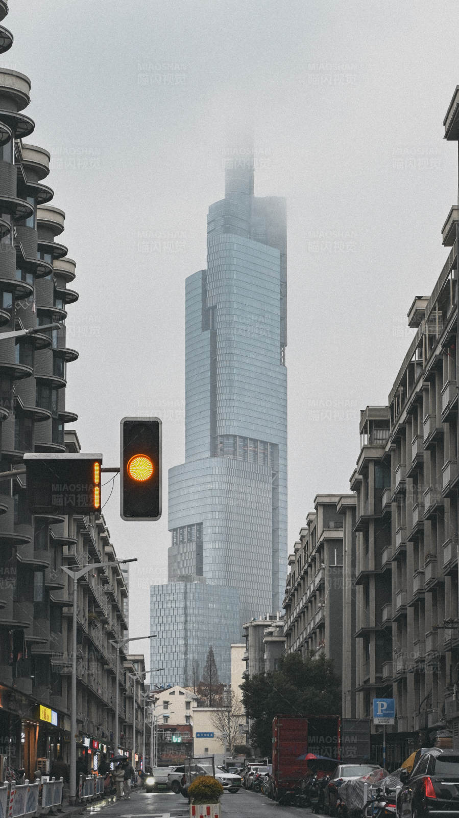 雾中摩天大楼图片