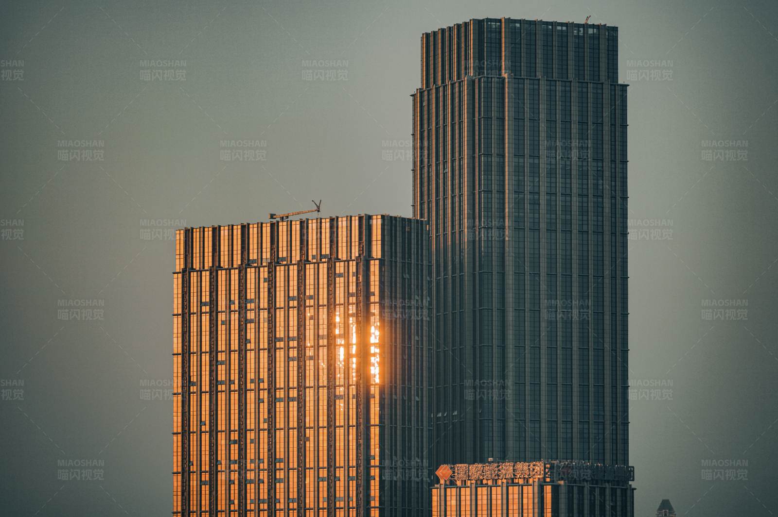 夕阳映照下的双塔楼图片