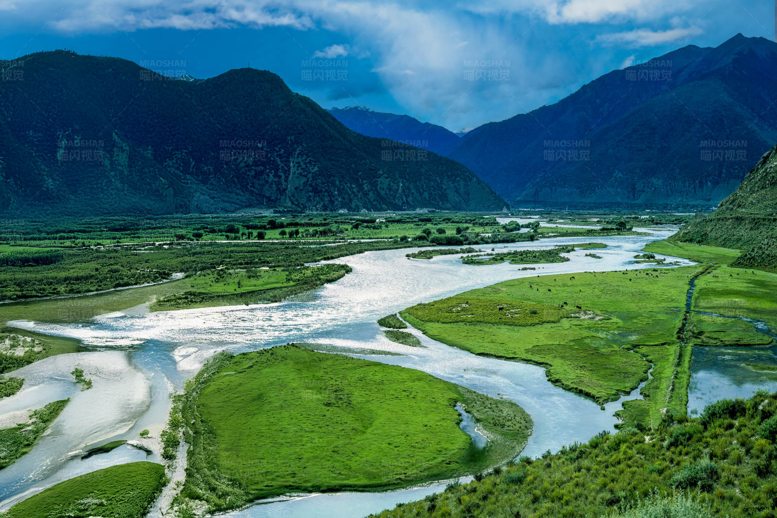 雅鲁藏布江的壮丽景色(林芝境内)图片