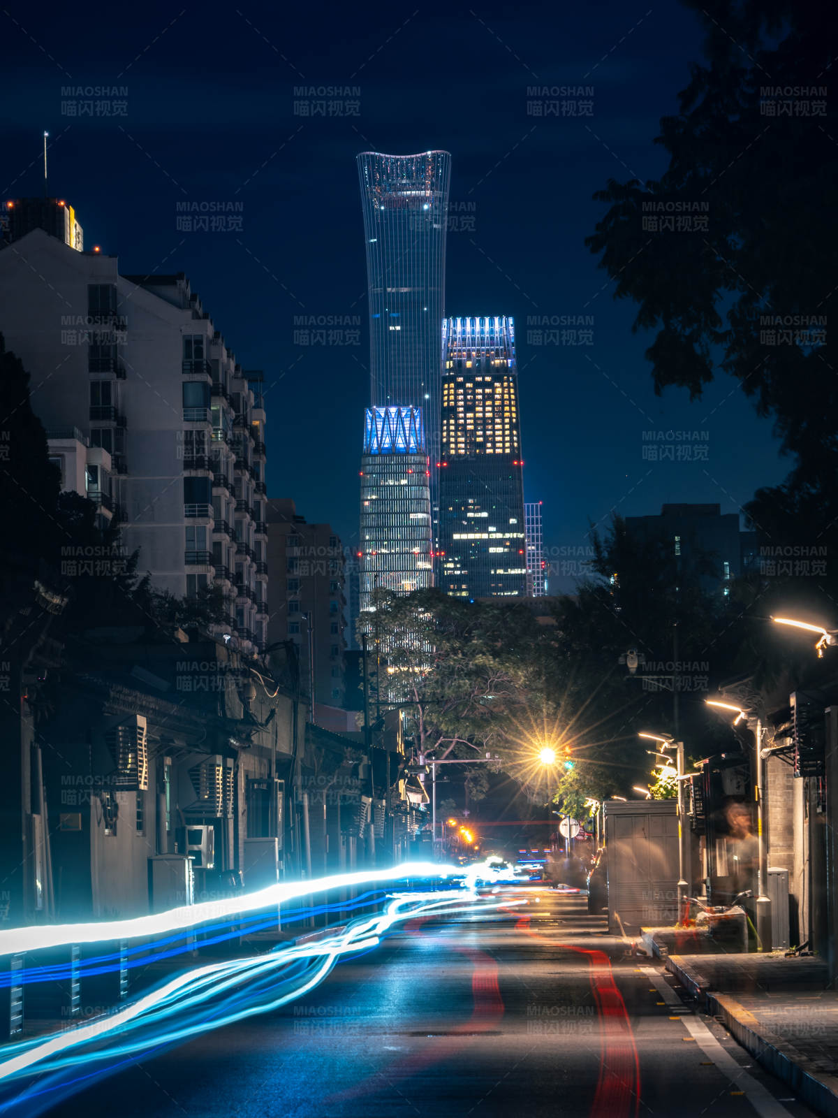 北京胡同里眺望中国尊图片