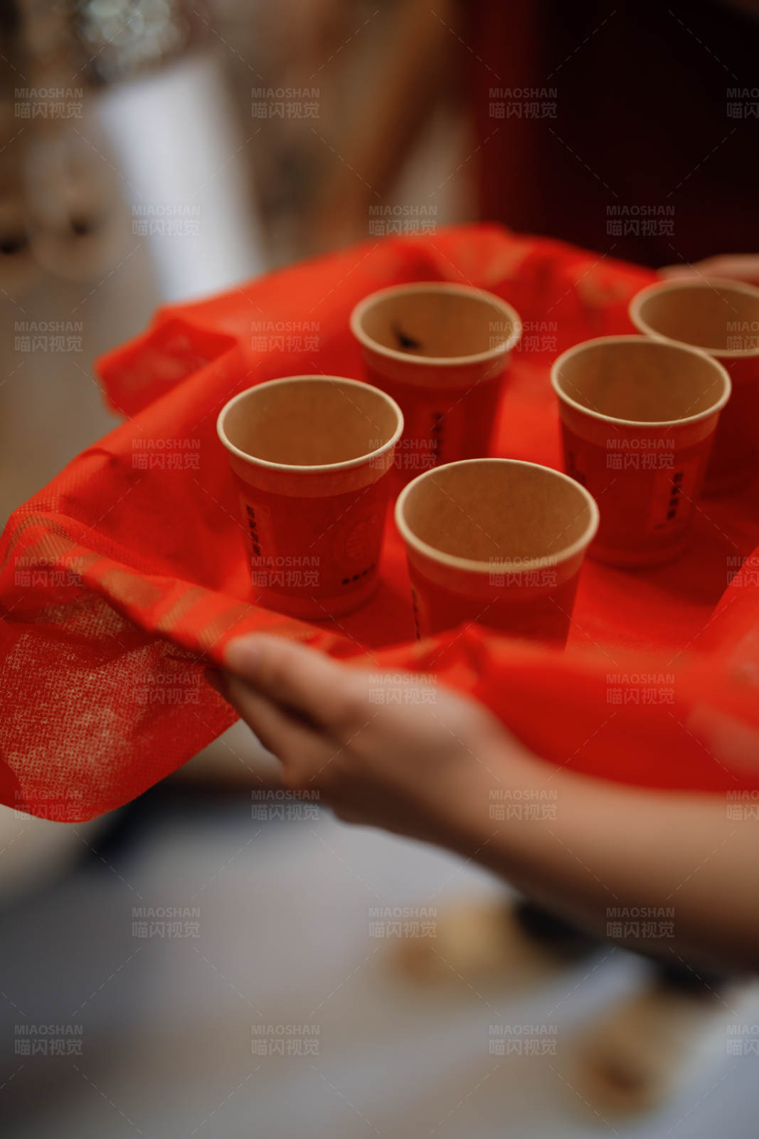 红色托盘上的纸杯茶点图片