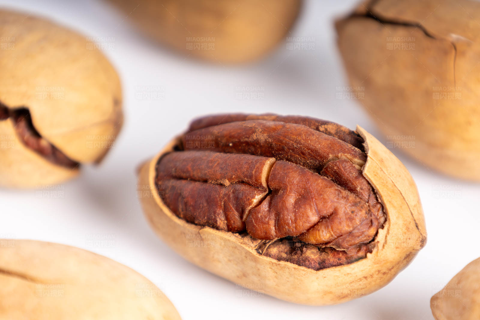 去壳山核桃特写图片