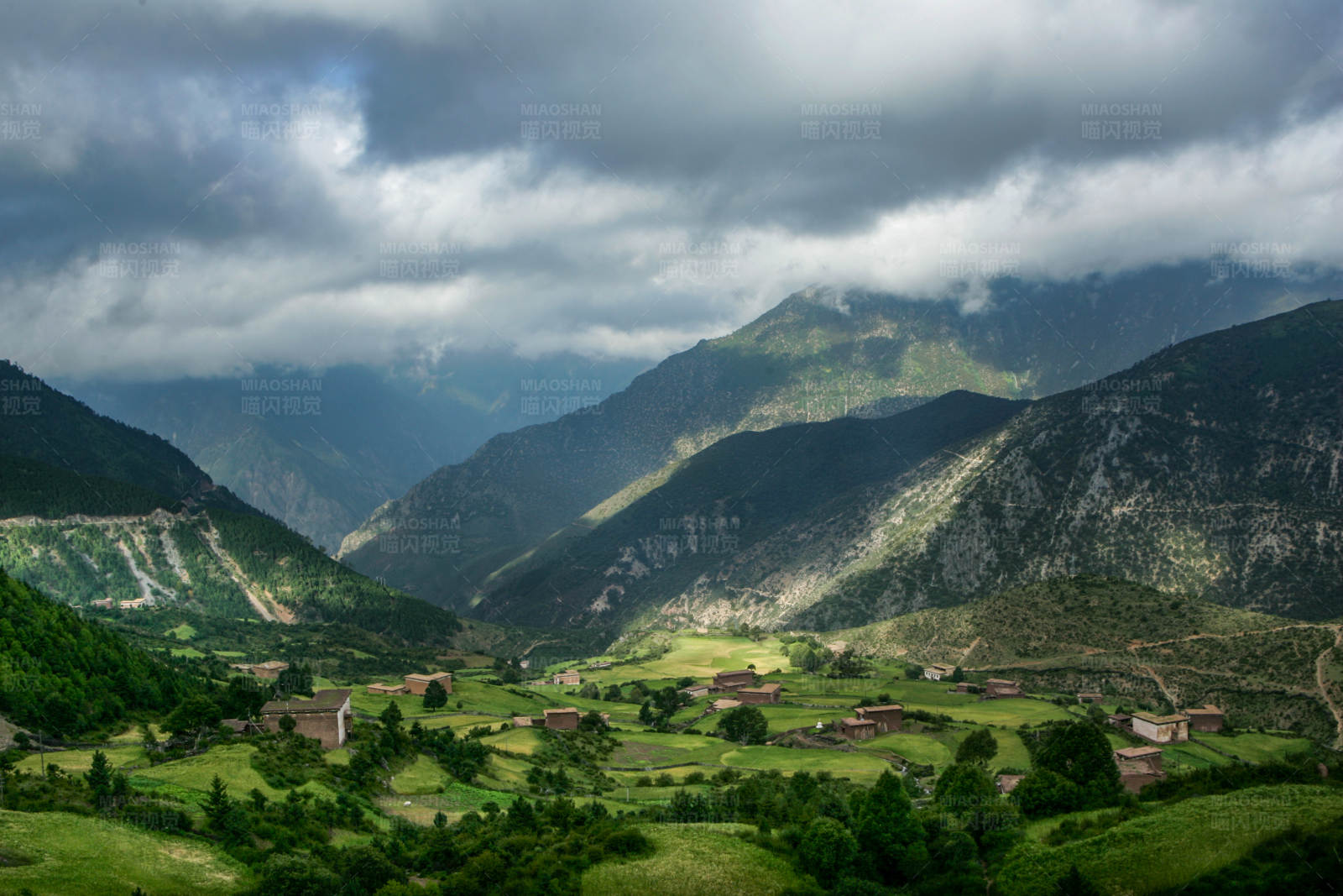 山谷中的宁静村庄 (西藏芒康县)图片