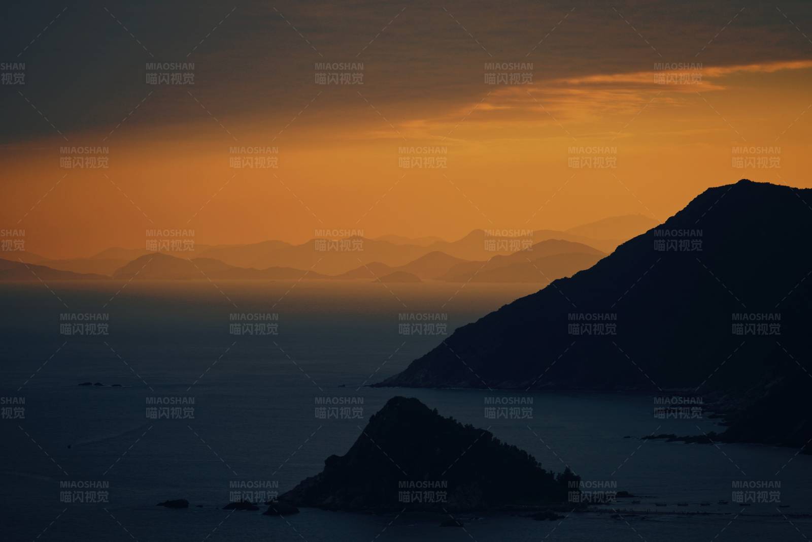 暮色中的海岸线图片