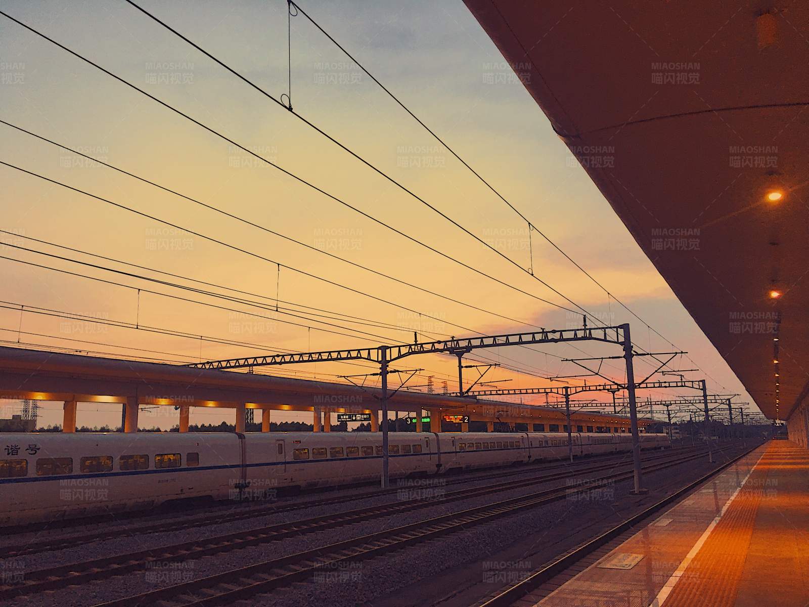 黄昏时分的火车站图片