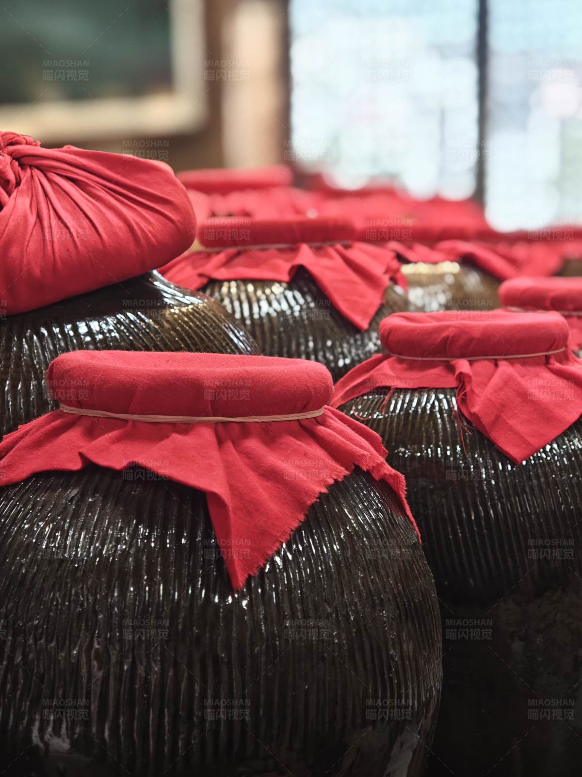 红布包裹的酒坛图片