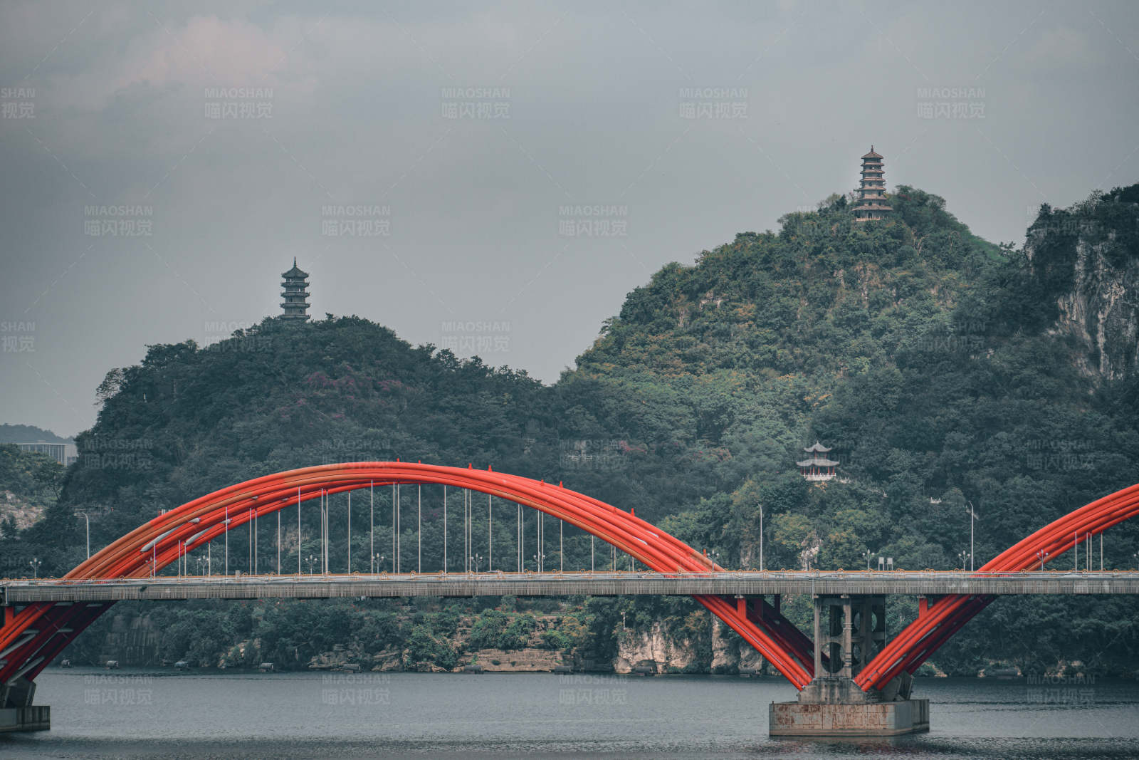 中国广西柳州山水风光-文惠桥与蟠龙山双塔图片