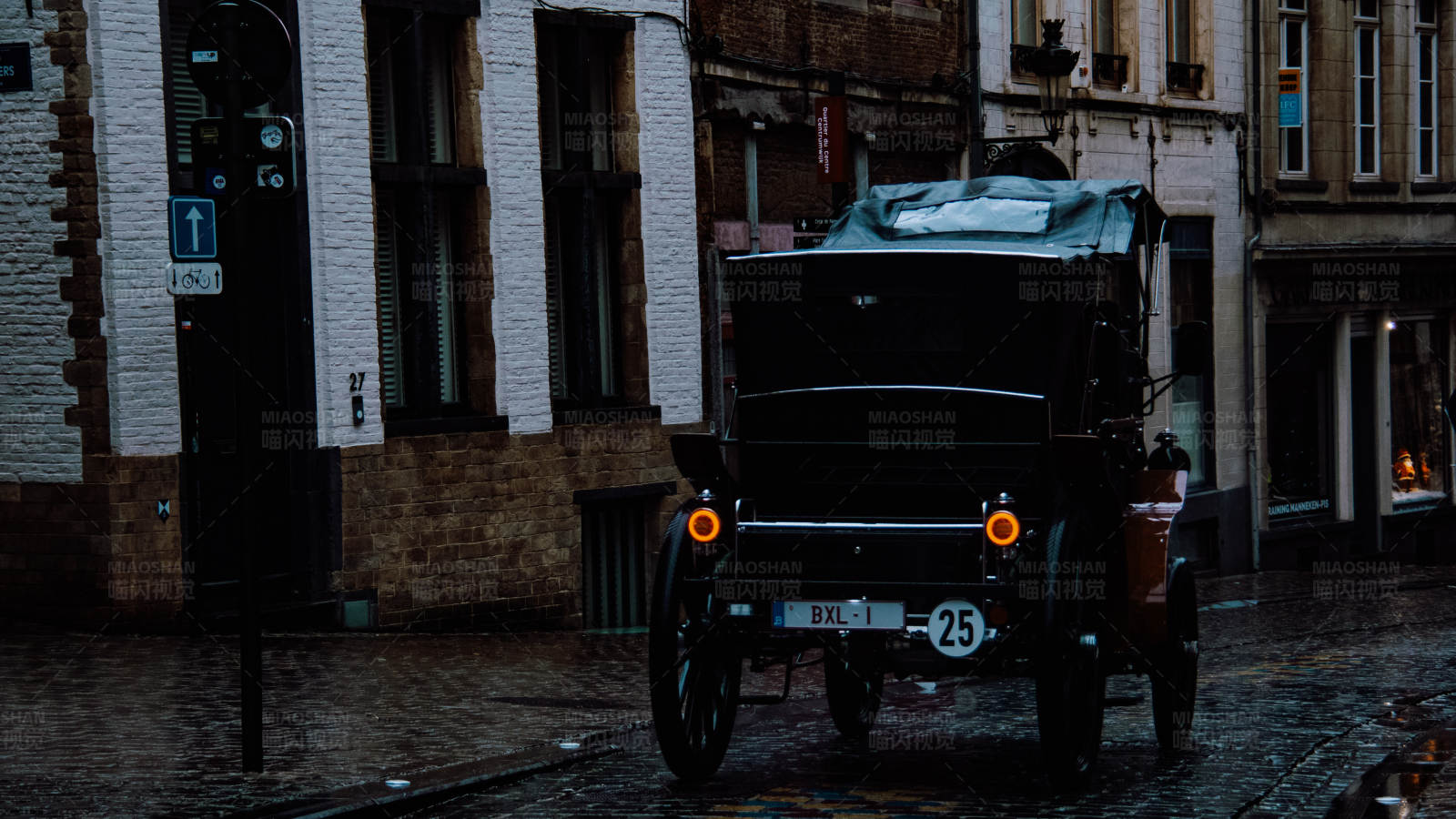 古董车在夜晚的街道图片