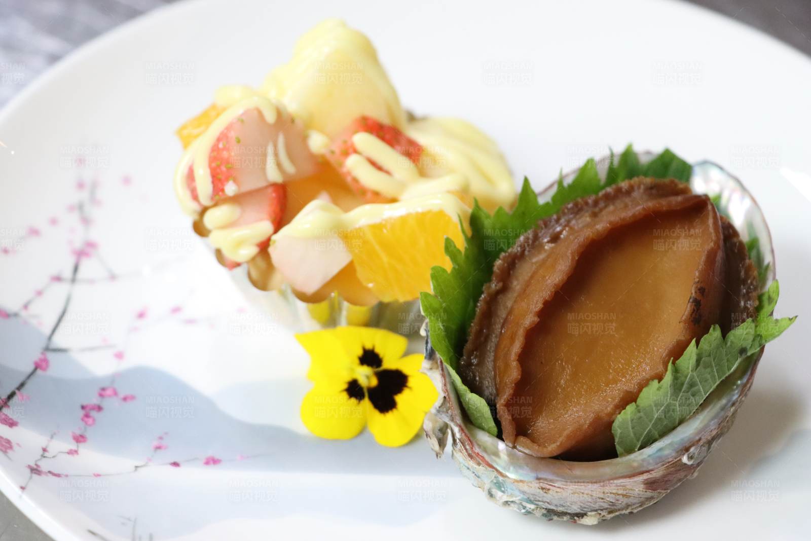 精美甜点与鲍鱼拼盘图片