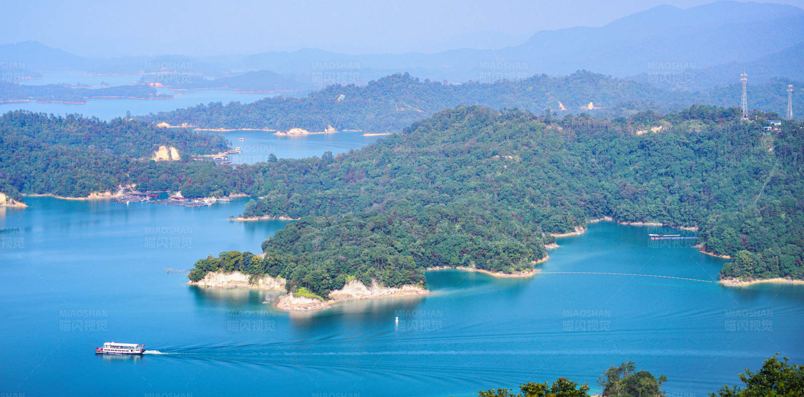 湖光山色 游船点缀图片