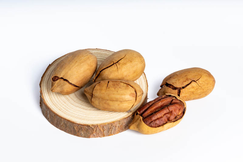 木盘上的碧根果图片