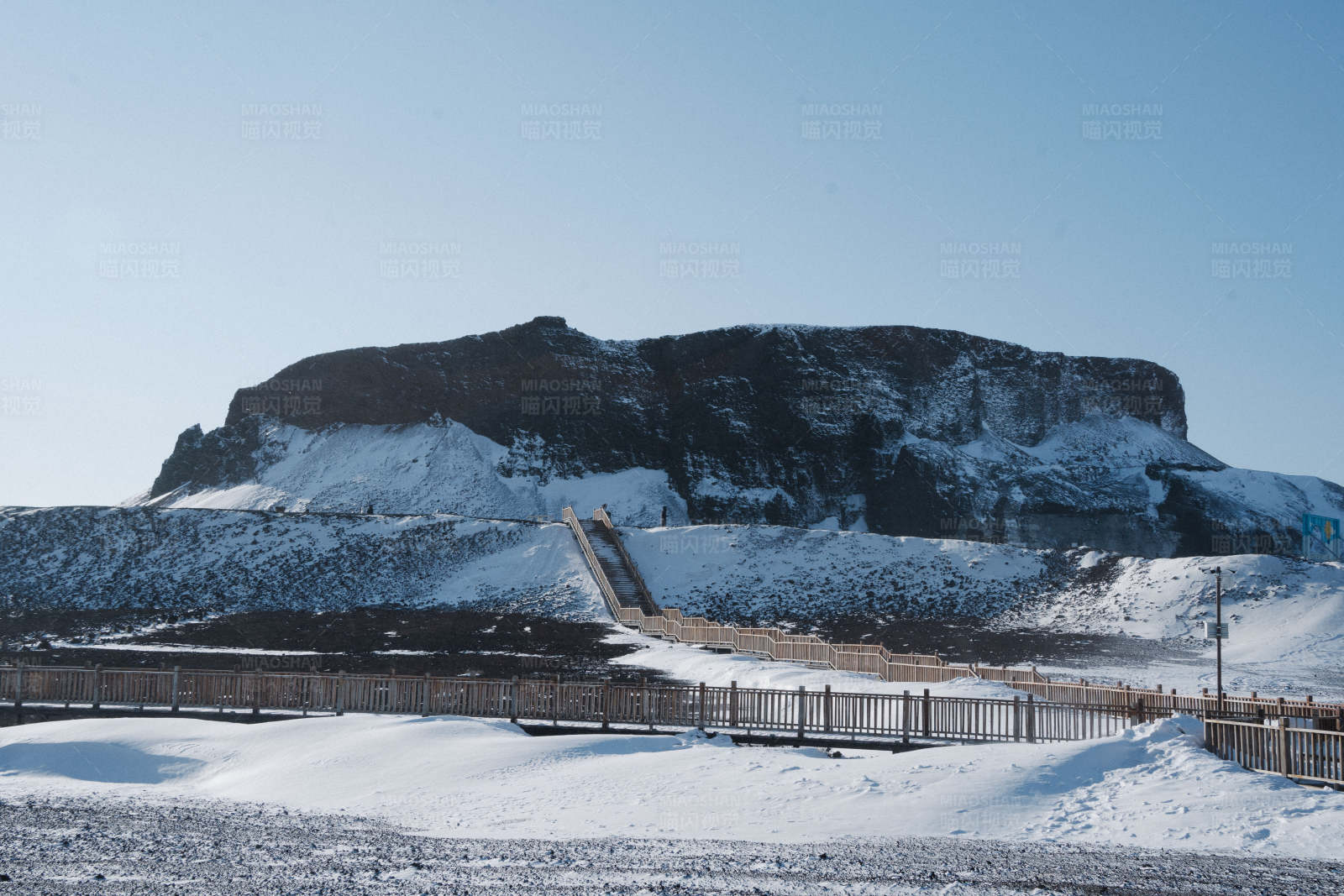 雪中的哈达火山图片
