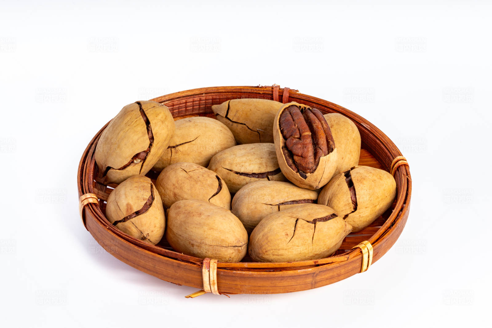 篮子里的山核桃图片