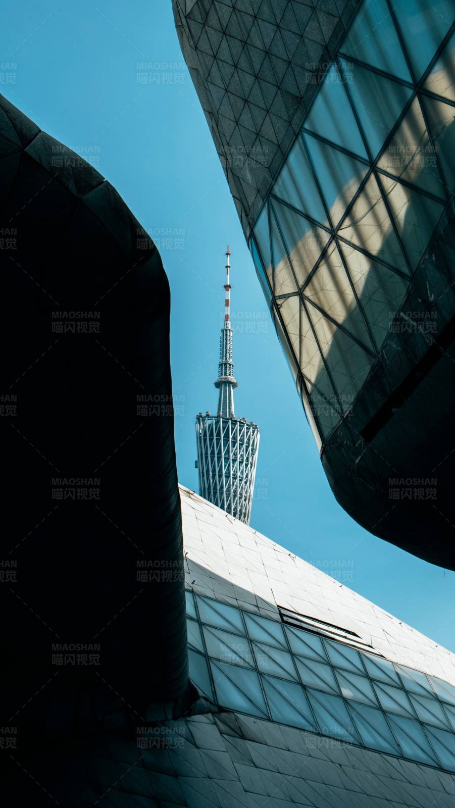 现代建筑与塔尖图片