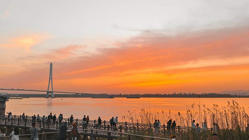 夕阳下的桥与人群图片