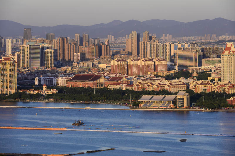 城市湖景天际线图片