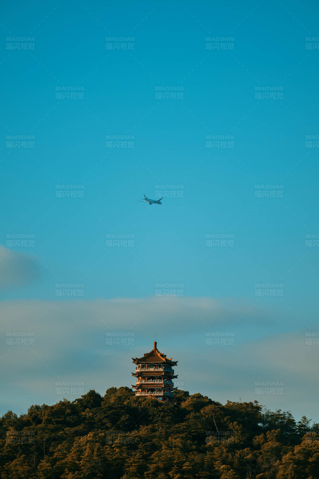 飞机飞越古塔图片