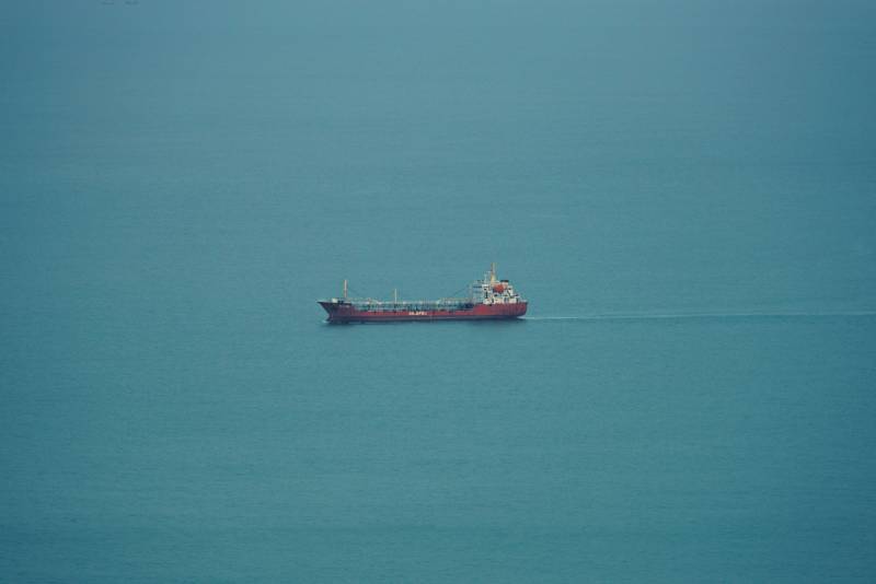 孤船航行在蔚蓝大海图片