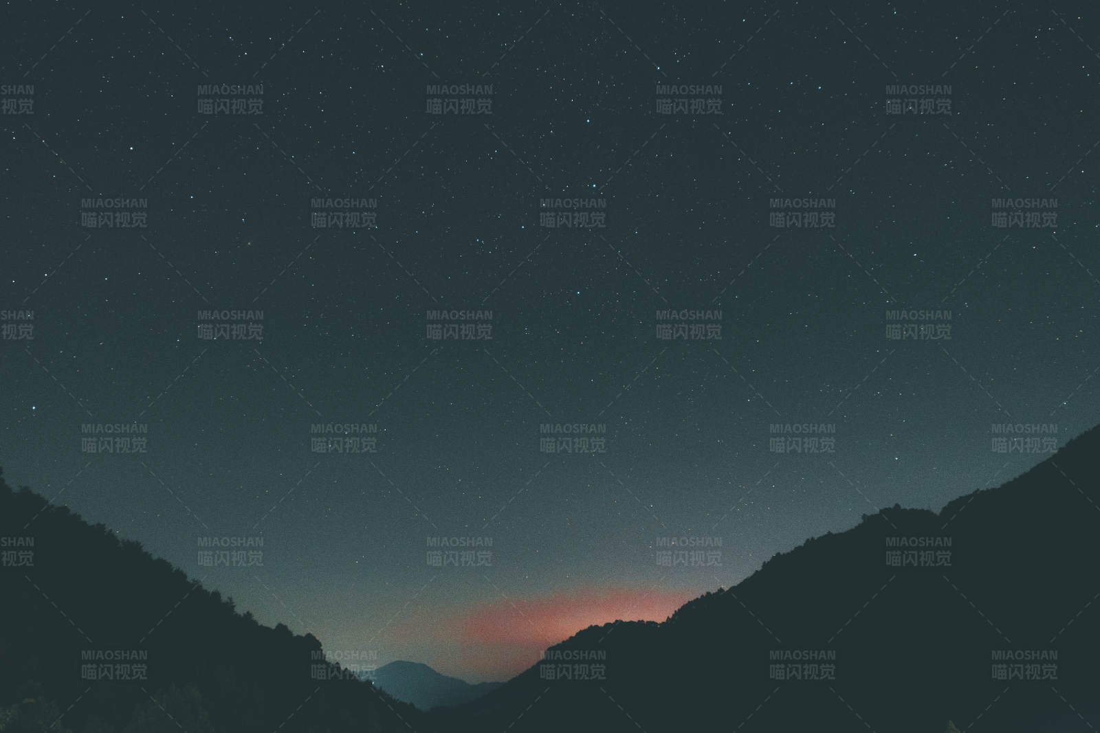 星空下的山谷夜景图片